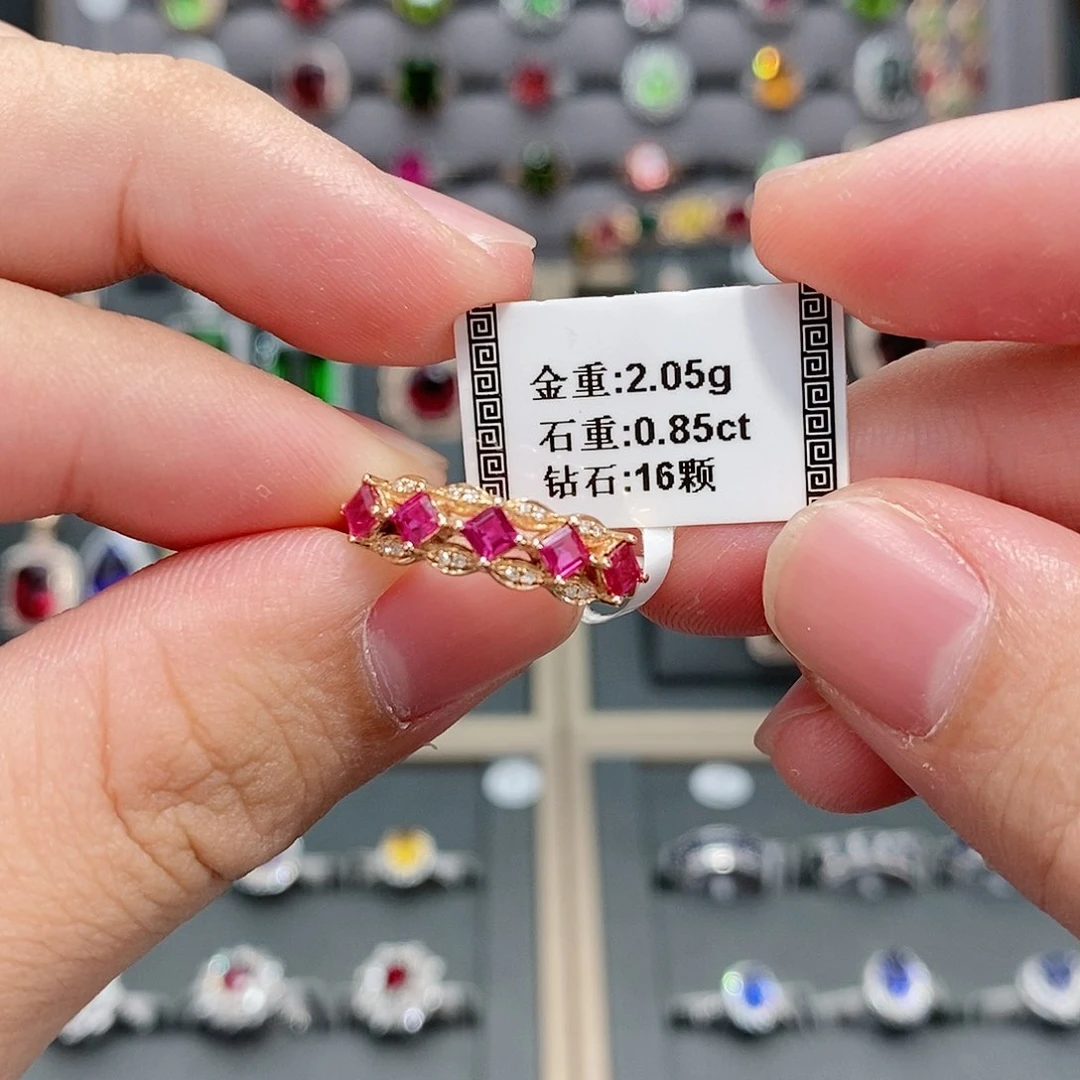 红宝石戒指18K金镶嵌0.85。