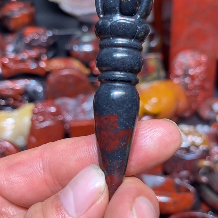 玉桂林鸡血玉挂件8、2cm