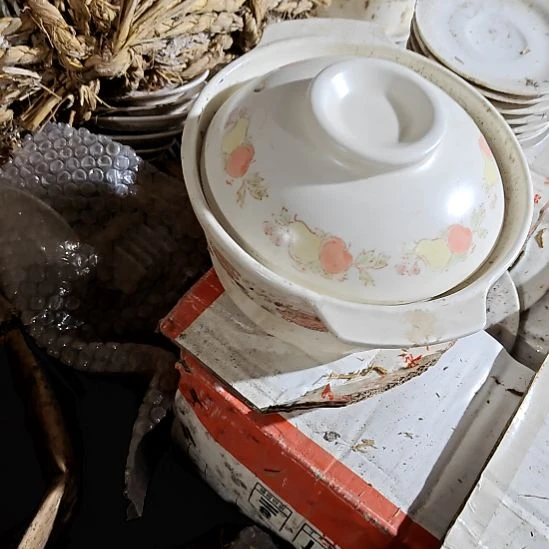 绿泥盘子碗茶壶啥都有