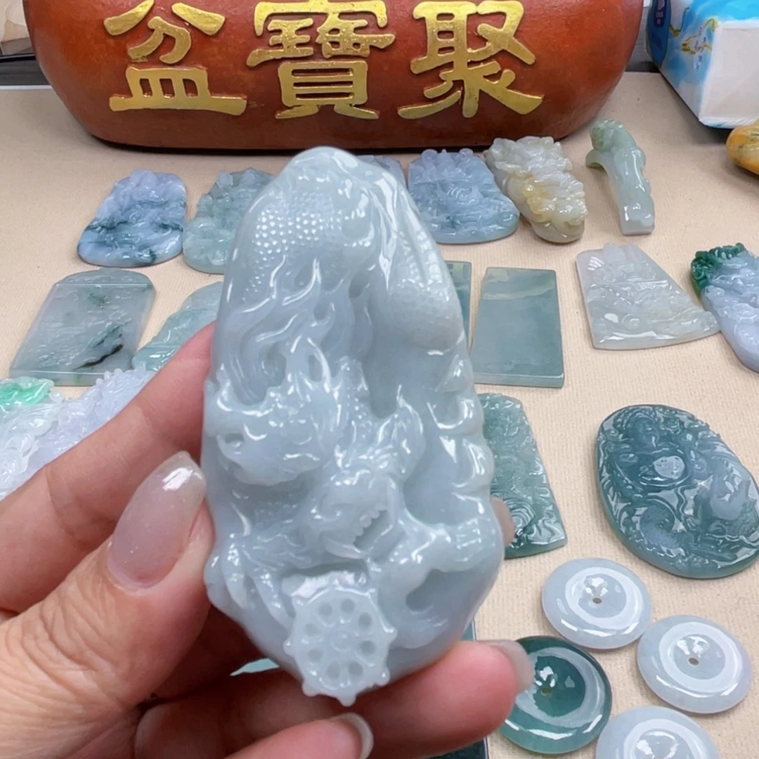 颈饰未镶嵌翡翠龙牌