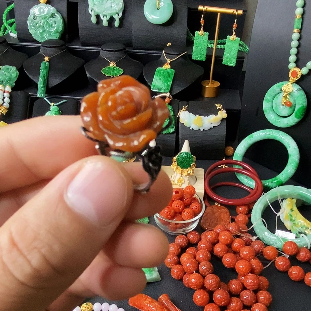 颈饰未镶嵌翡翠戒指