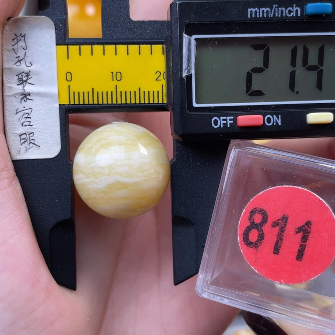 生***由蜜蜡未镶嵌珠宝奇石