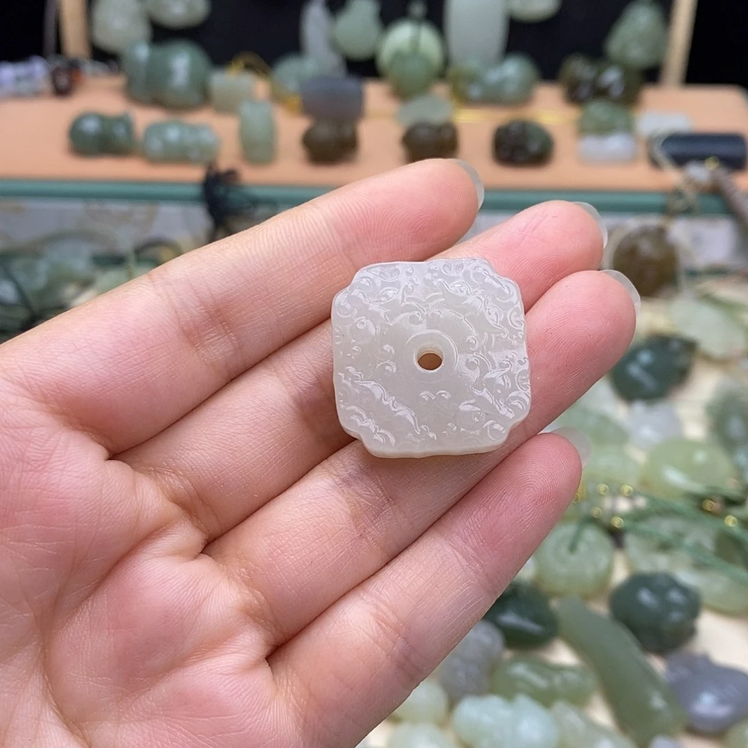 和田玉未镶嵌颈饰题****。