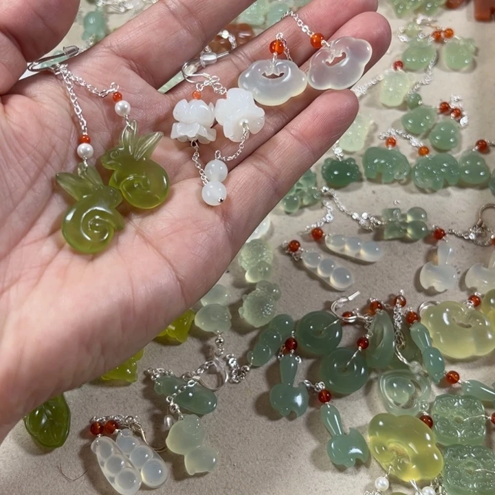 蛇纹石玉耳饰合金