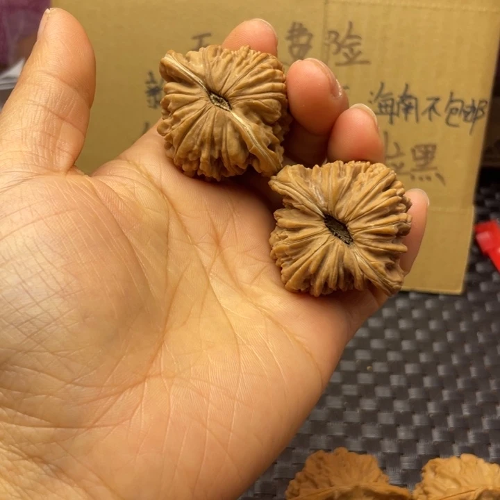 柳***玉文玩核桃吊坠楼子有磕碰不退不换