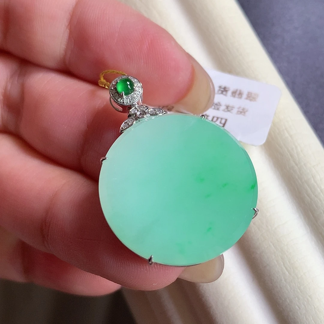 翡翠18K金镶嵌颈饰圆牌