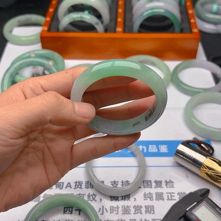 翡翠未镶嵌手镯5152.  147