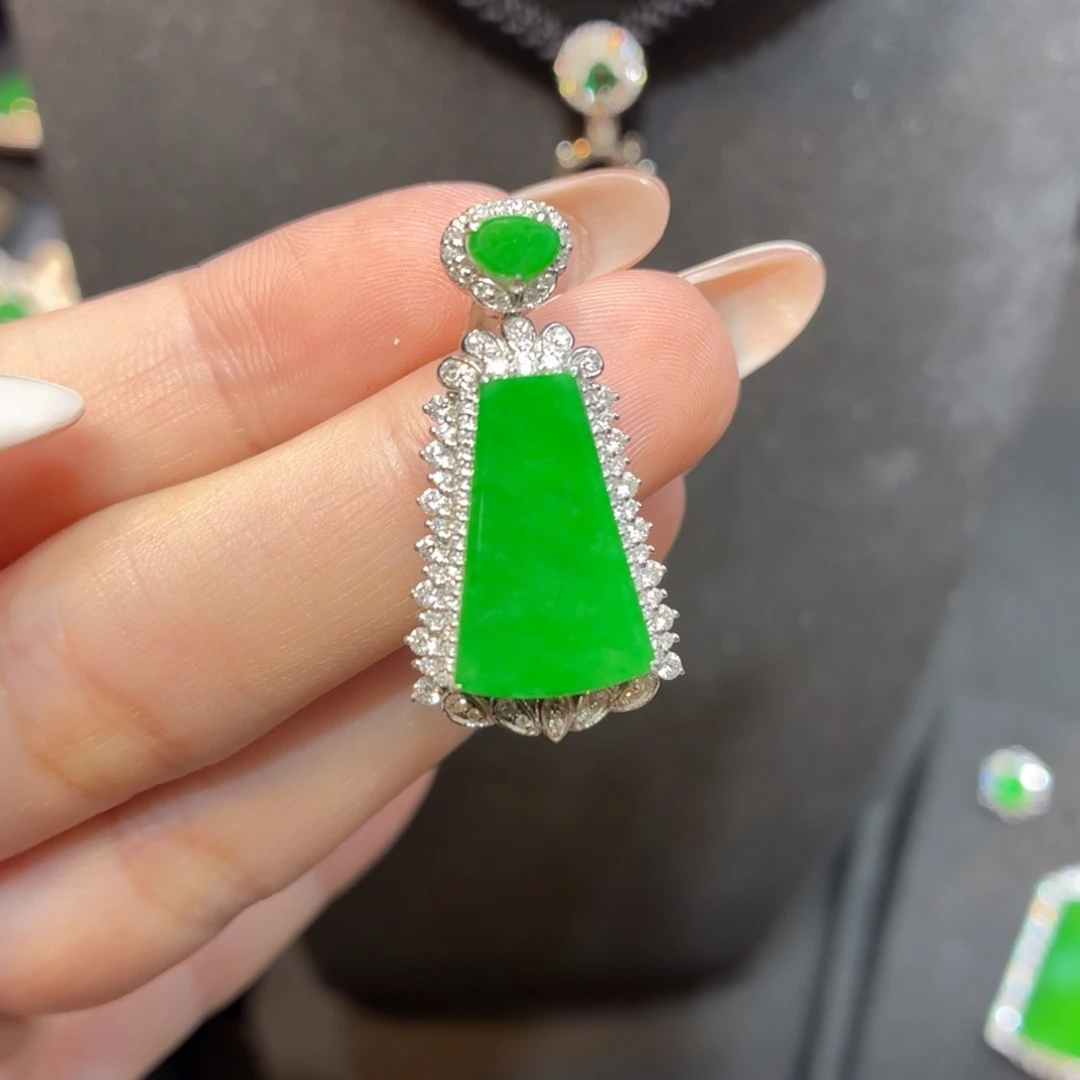 颈饰18K金镶嵌翡翠