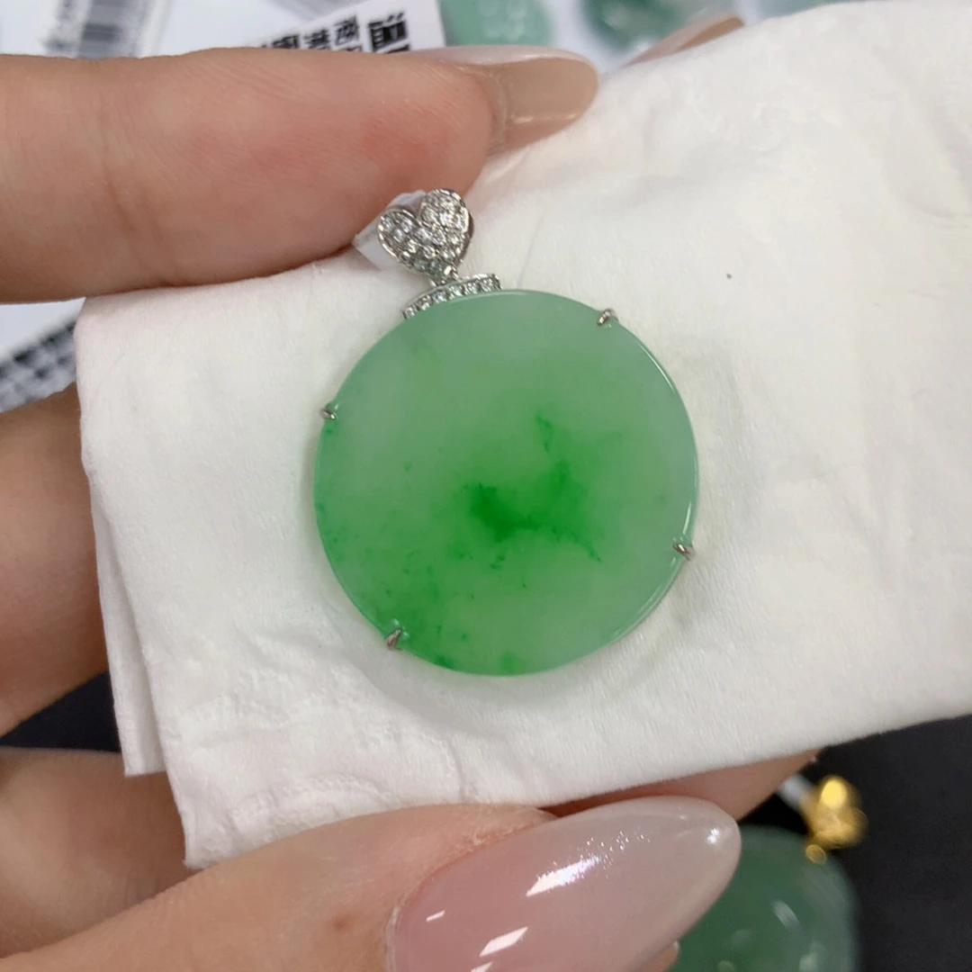 颈饰18K金镶嵌翡翠