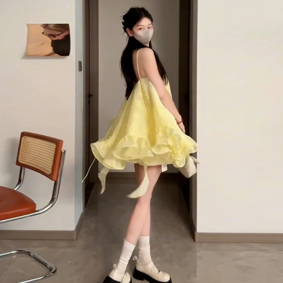 法式多巴胺小吊带黄色连衣裙子女夏季2025新款荷叶边不规则设计感