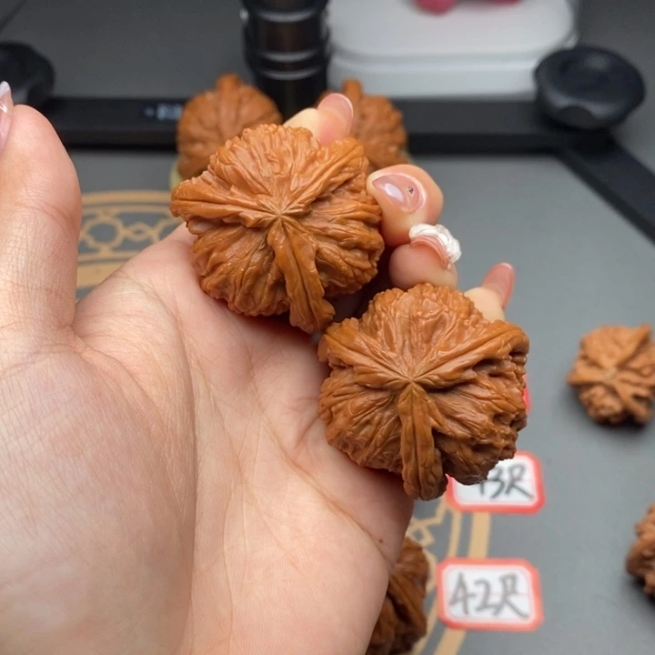 把件文玩核桃?40白狮子三棱