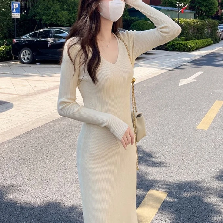 白色针织连衣裙秋季女高级感2023新款女装温柔毛衣包臀打底长裙子