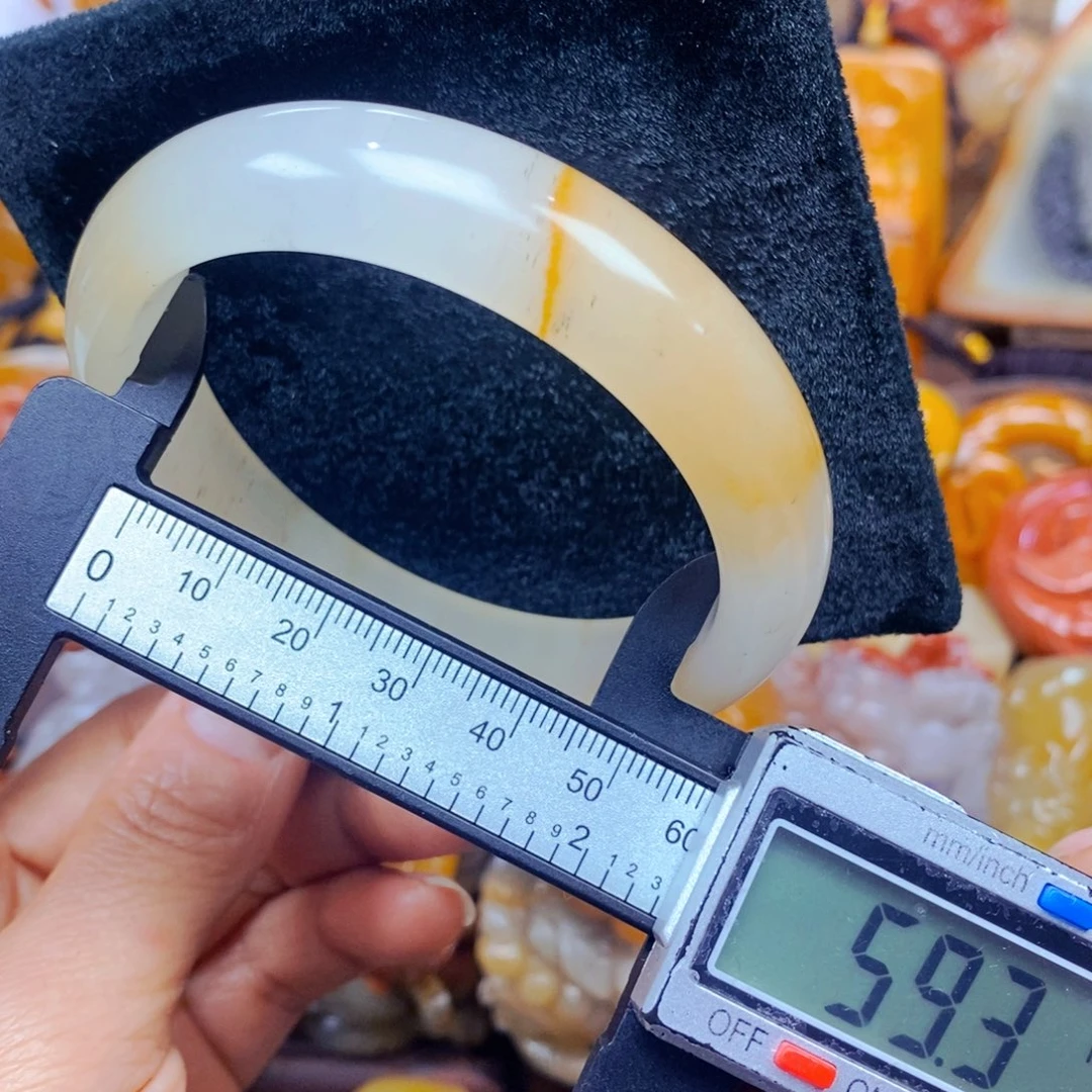 未镶嵌石英质玉（黄龙玉）颈饰