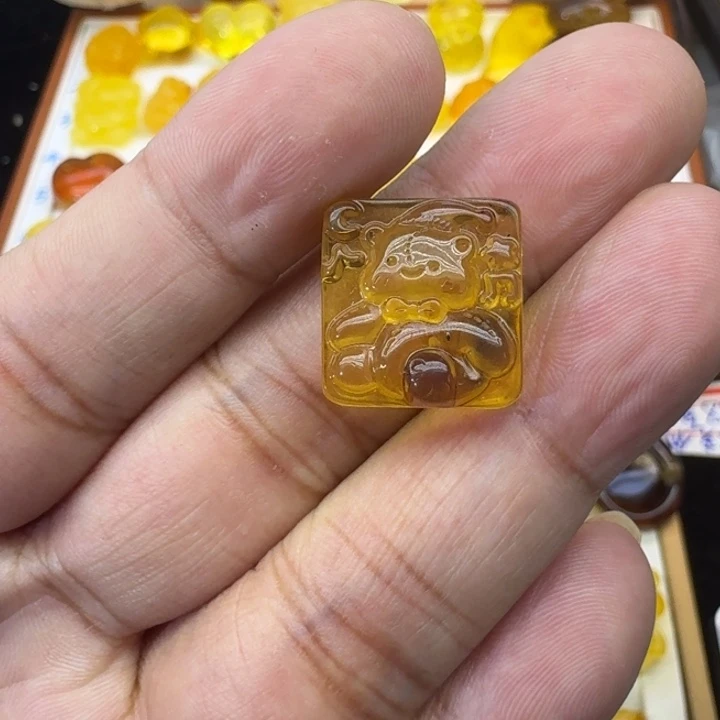 琥珀未镶嵌颈饰胸牌