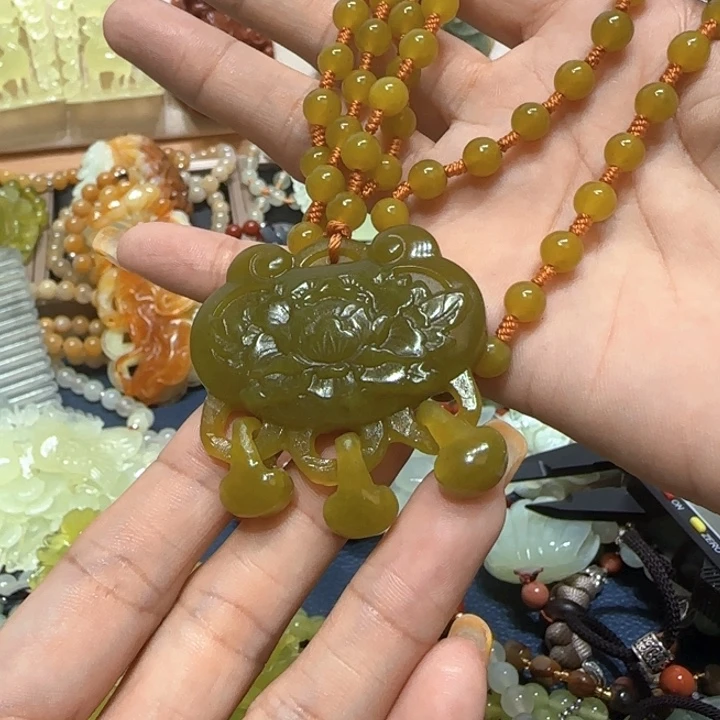 合金蛇纹石玉吊坠