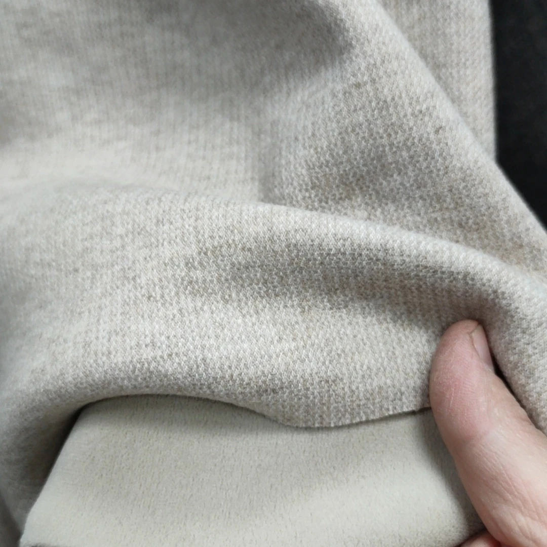 加绒醋酸羊毛复合布料，颜色丰富手感舒适柔软，有弹力，门幅1.6米。