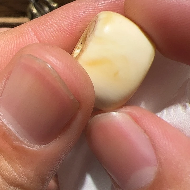 玻璃颈饰在这里的