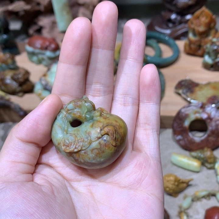 未镶嵌岫岩河磨玉（透闪石质玉）挂件