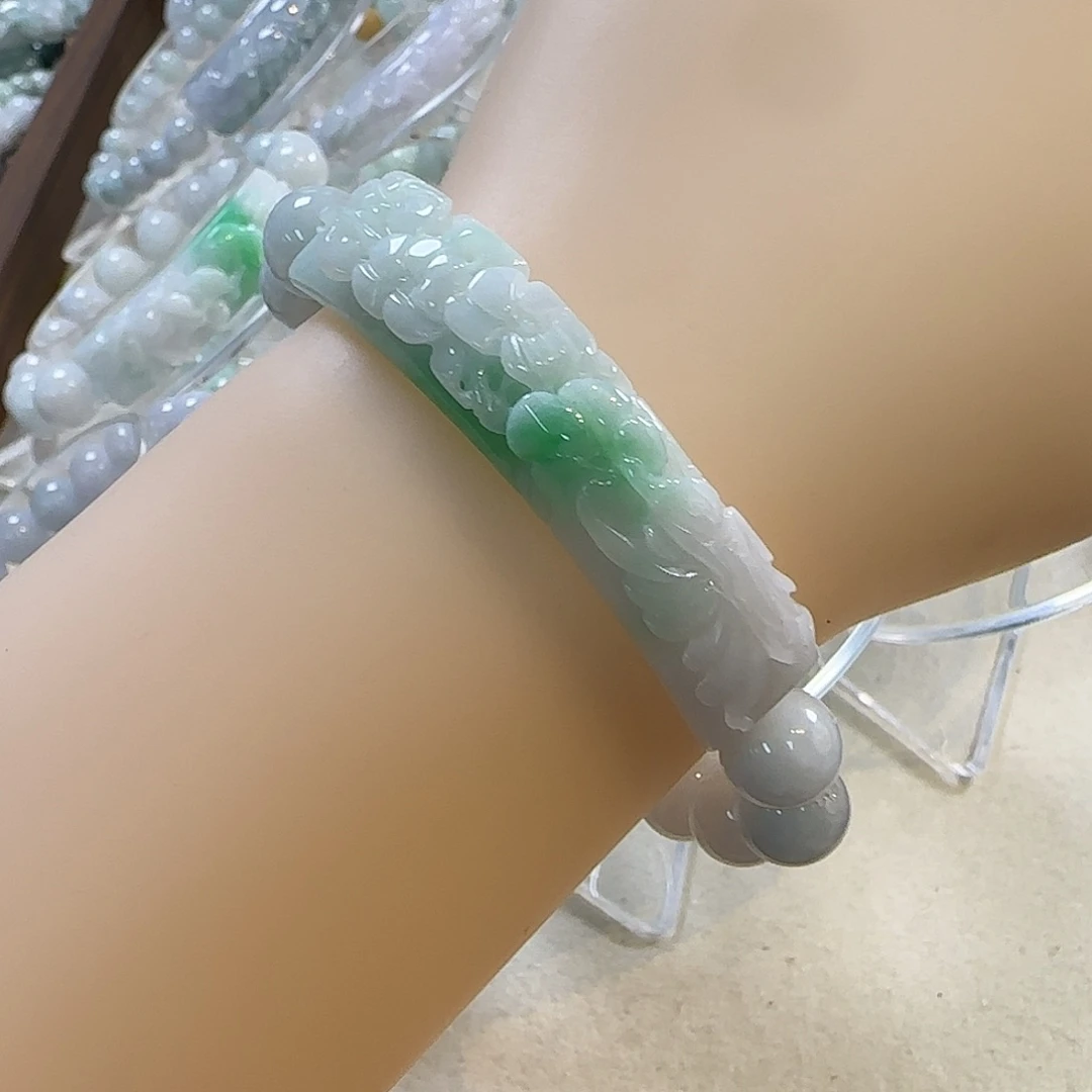 翡翠未镶嵌颈饰手牌
