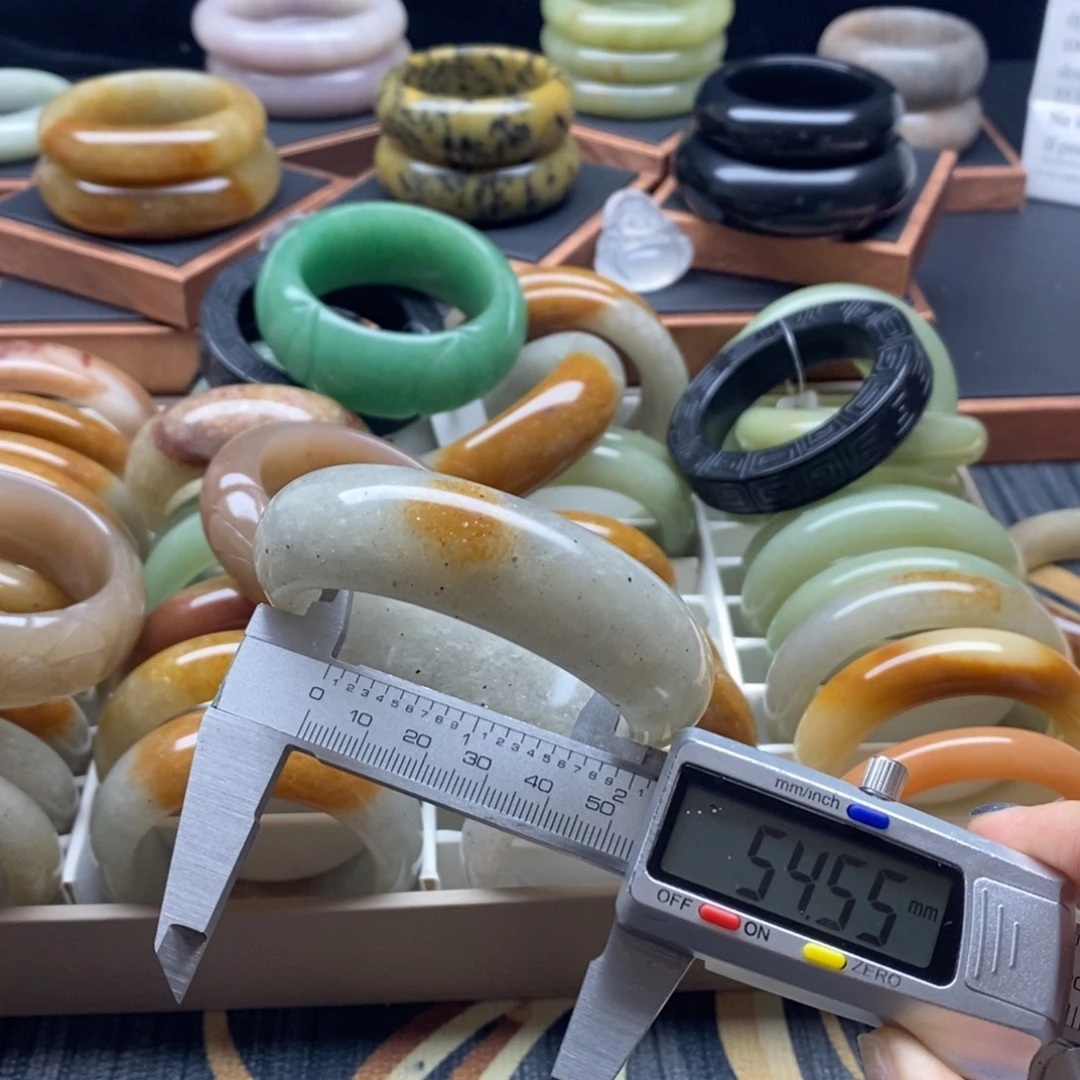 石英质玉未镶嵌手镯瑕疵不退换