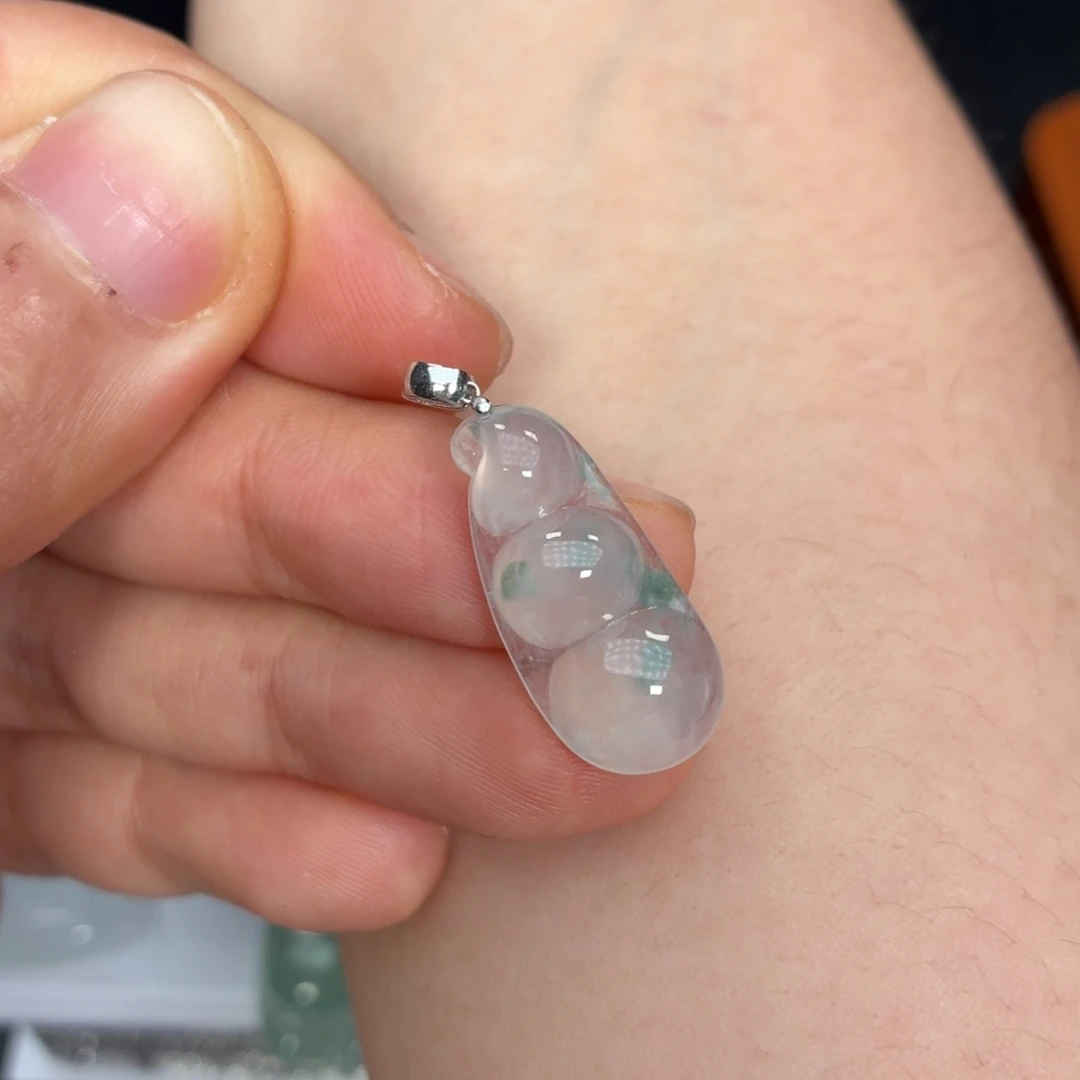 翡翠18K金镶嵌颈饰一刀切豆子