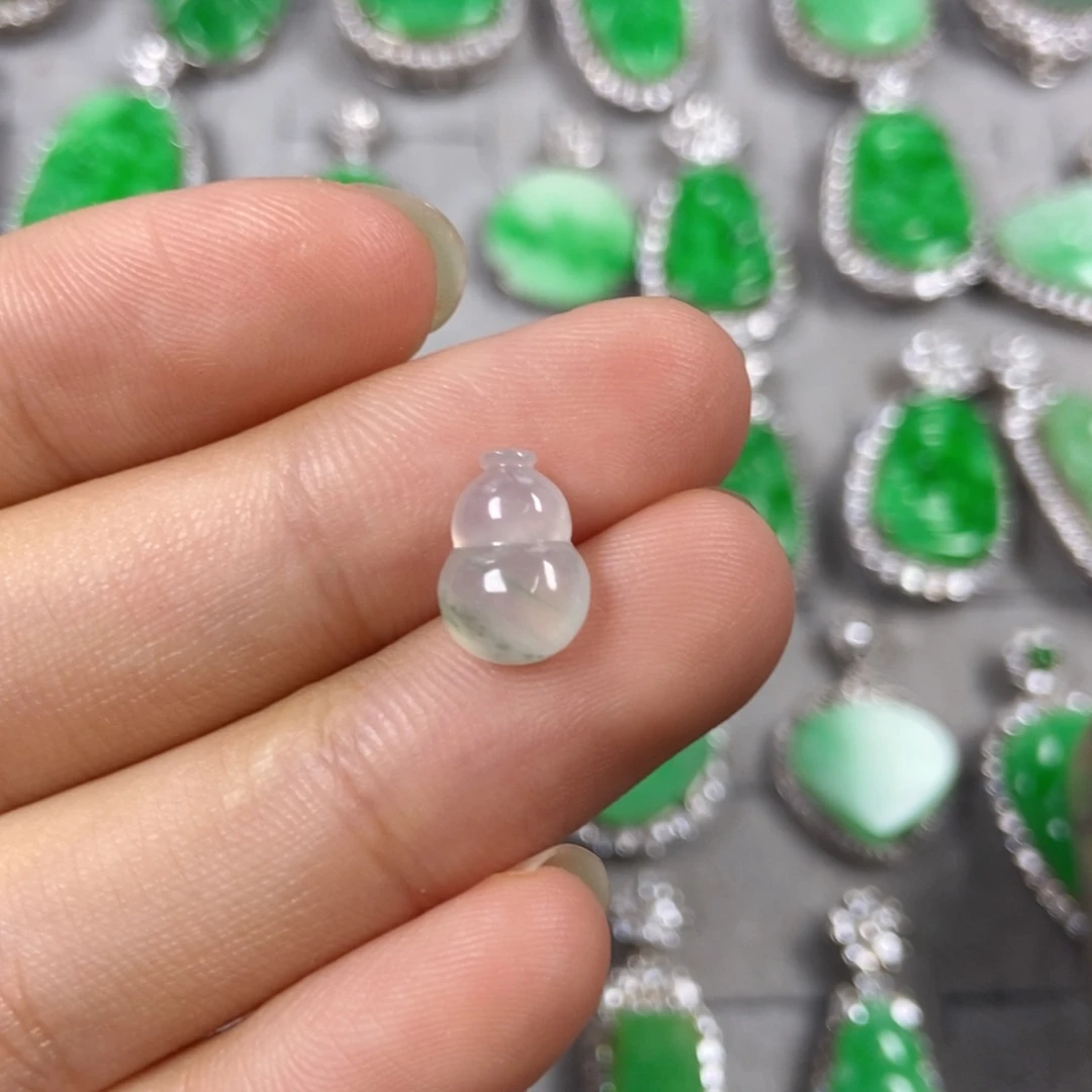 翡翠未镶嵌颈饰葫芦