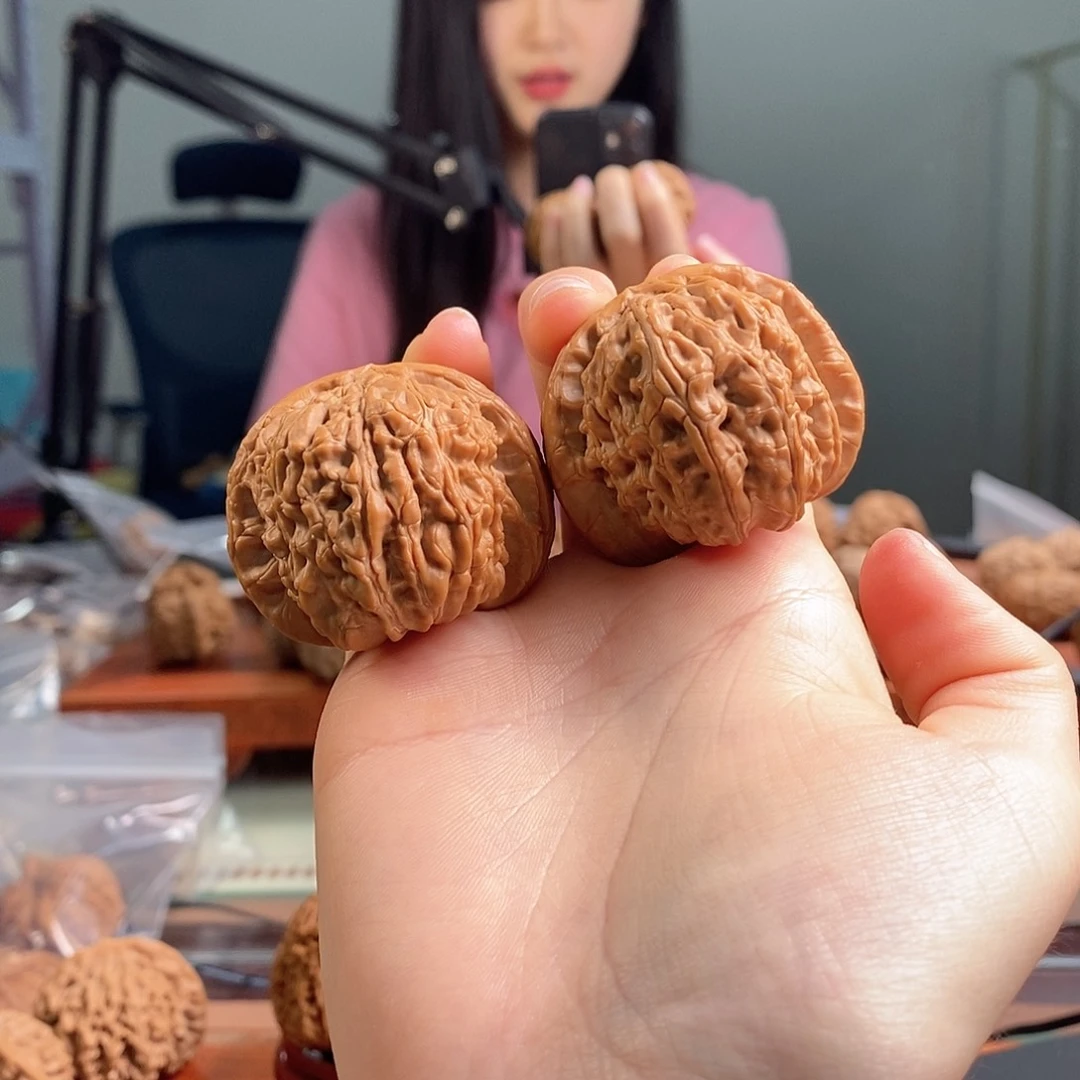 文玩核桃吊坠43白狮子