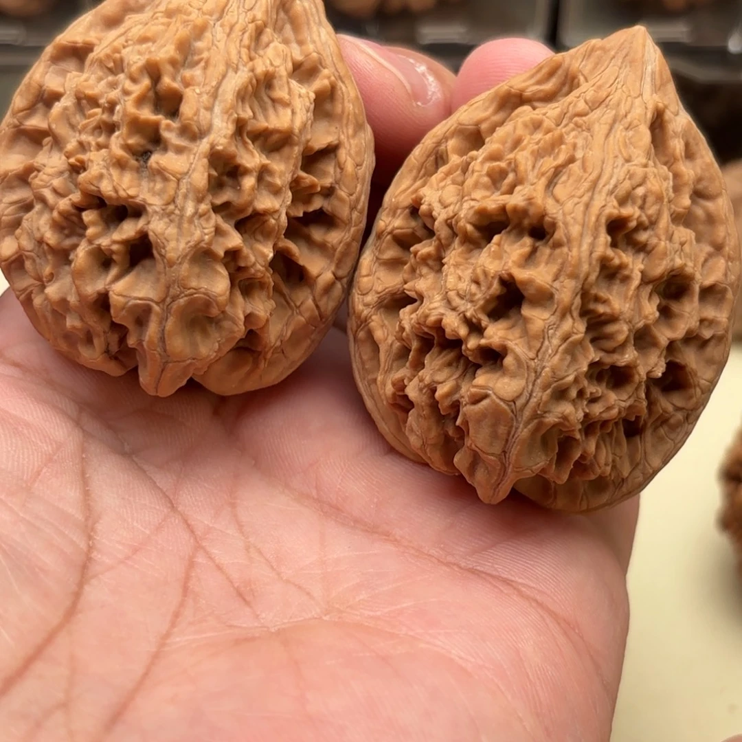 煜***啊文玩核桃把件大沽石