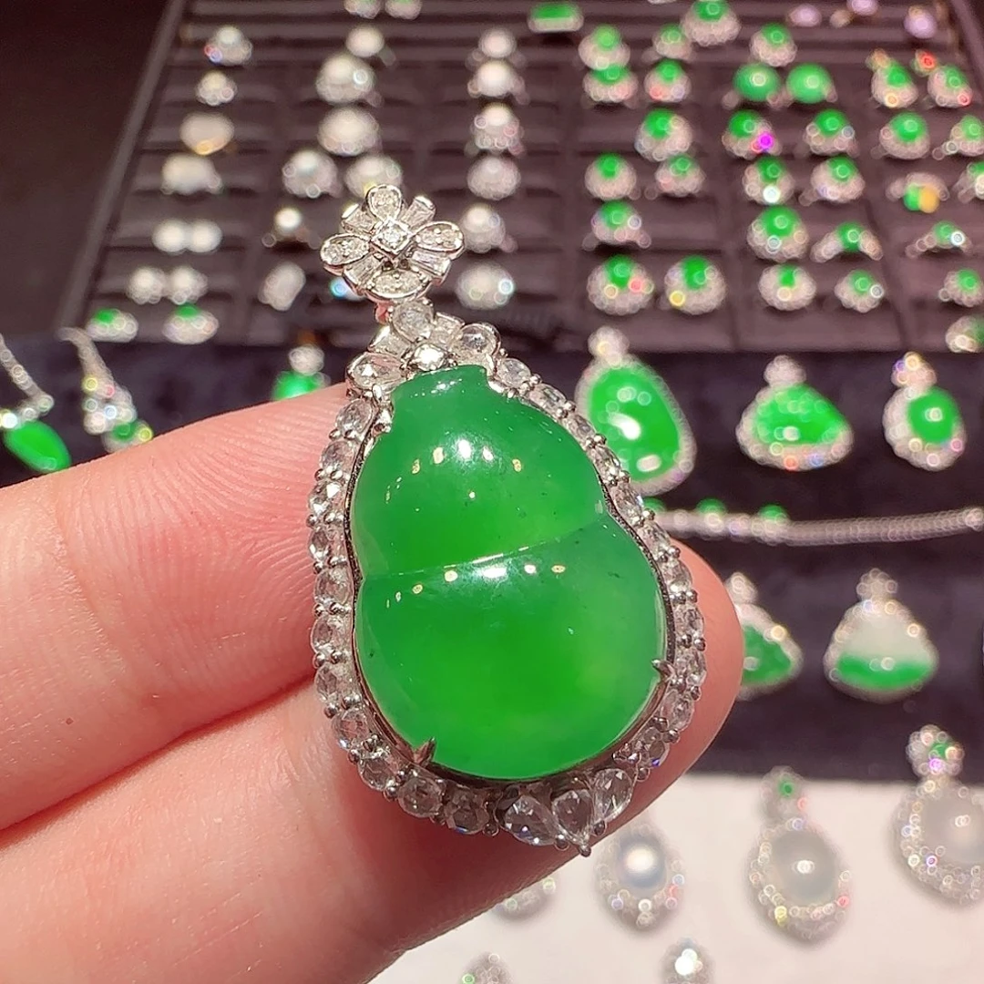 翡翠18K金镶嵌颈饰吊坠