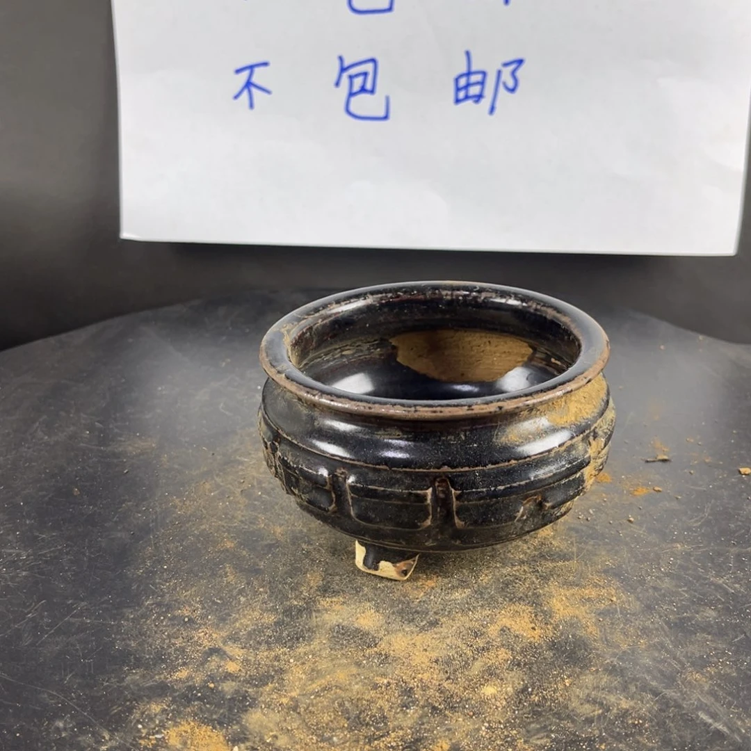 罐漂亮的小瓷器和