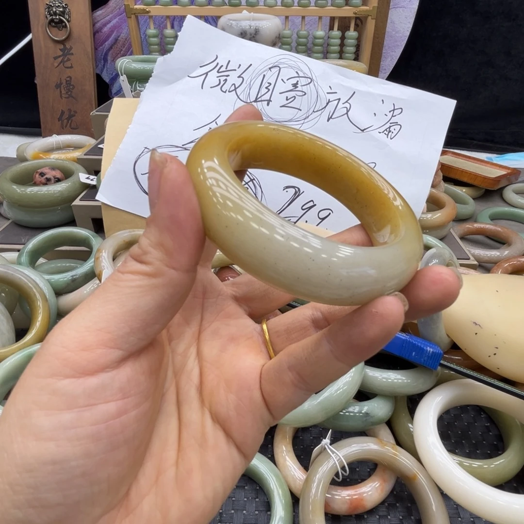 故***玉石英质玉未镶嵌手镯