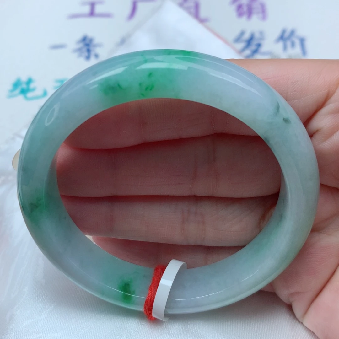 翡翠手镯未镶嵌55.5圈 飘阳绿花 有纹