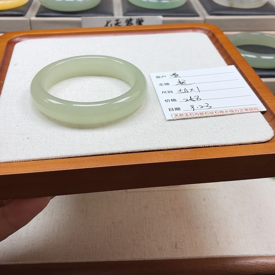 *****未镶嵌手镯石英质玉