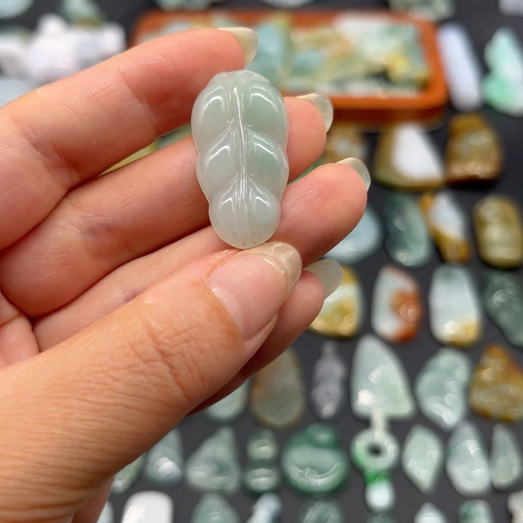 翡翠未镶嵌颈饰叶子