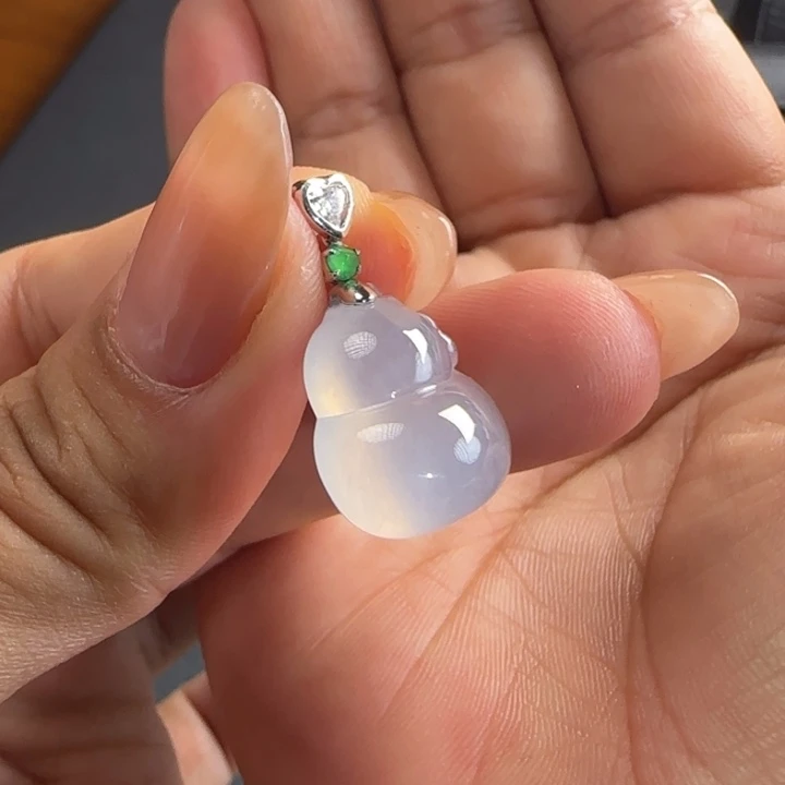 颈饰18K金镶嵌翡翠L葫芦