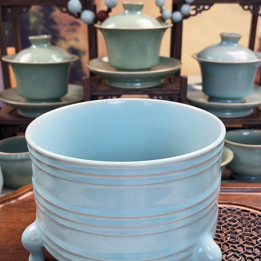 仿古釉三足弦纹樽二级