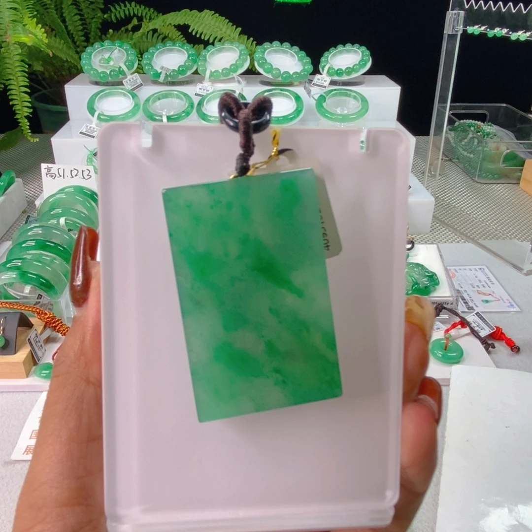 颈饰未镶嵌石英质玉