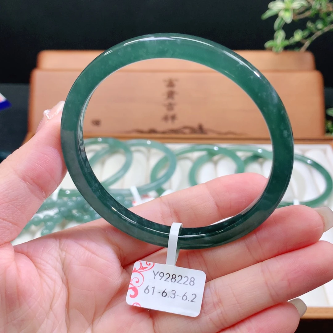 翡翠手镯未镶嵌天然