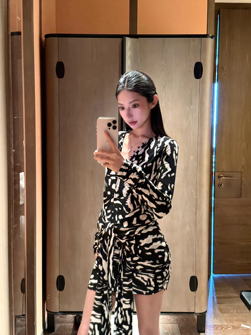 辣妹御姐风斑马纹长袖V领连衣裙女2025夏季新款设计绑带包臀裙女