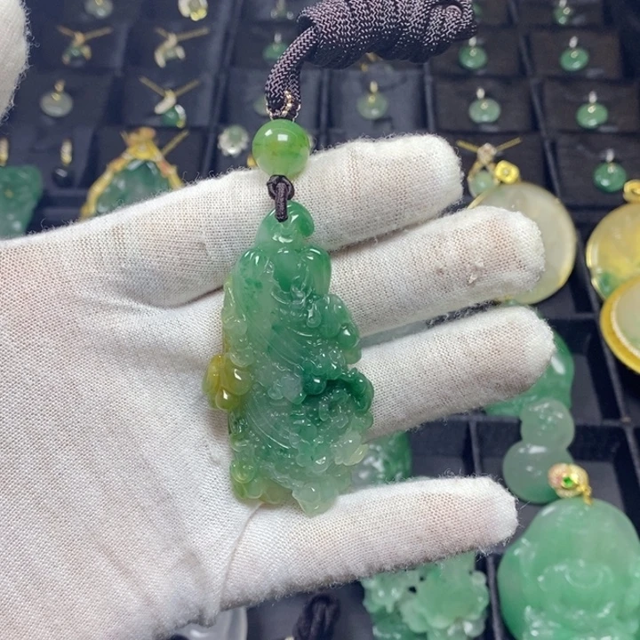 石英质玉（非洲翠）未镶嵌颈饰