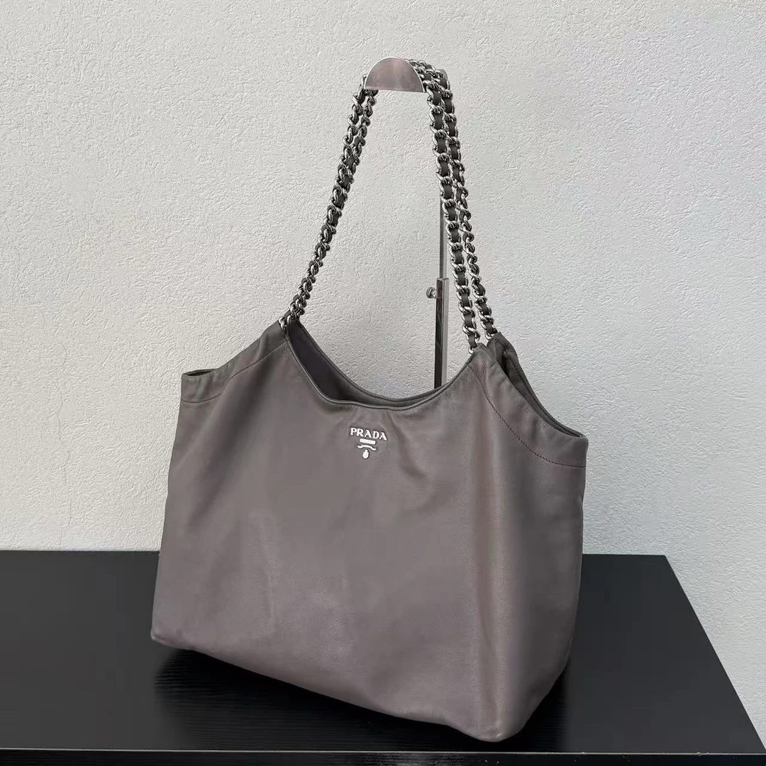 95新 Prada/普拉达 灰银大号垃圾袋单肩包 底长38 123658