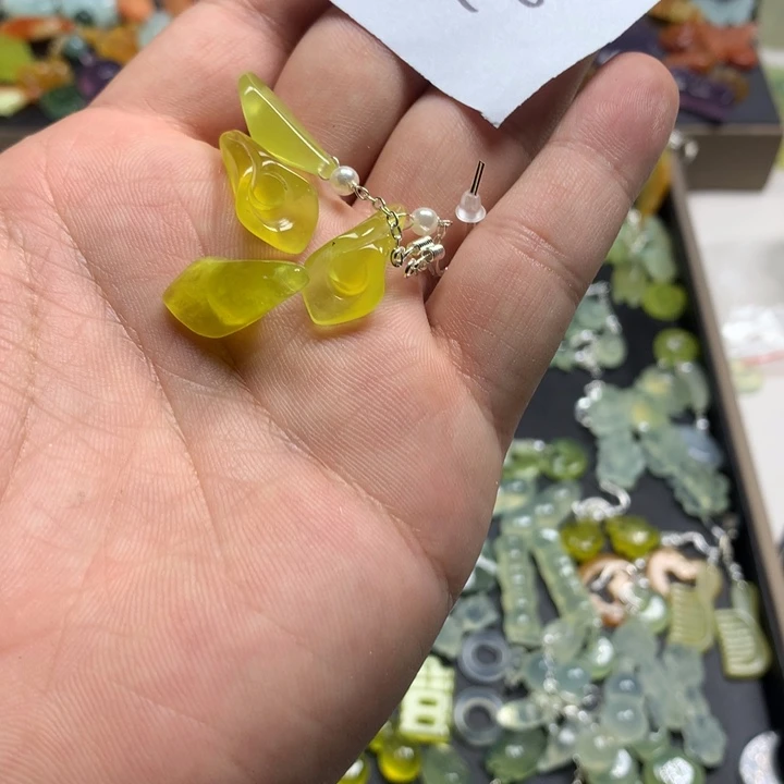 N***桃蛇纹石玉合金耳钉