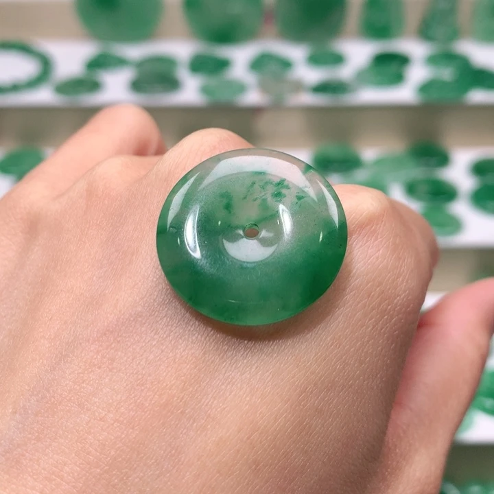 颈饰未镶嵌石英质玉