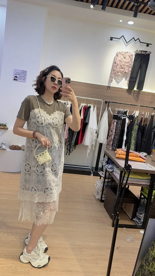 2025春夏季新款时尚洋气显瘦圆领蕾丝拼接百搭连衣裙中长款女
