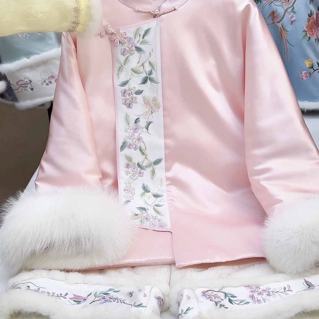 织绣真丝粉色琵琶襟棉服