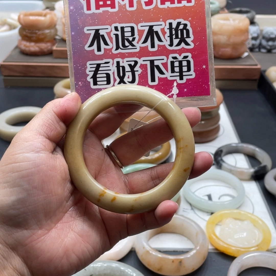 冒***₎石英质玉未镶嵌手镯