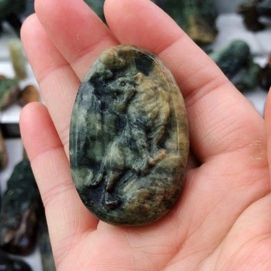 未镶嵌岫岩河磨玉（透闪石质玉）挂件