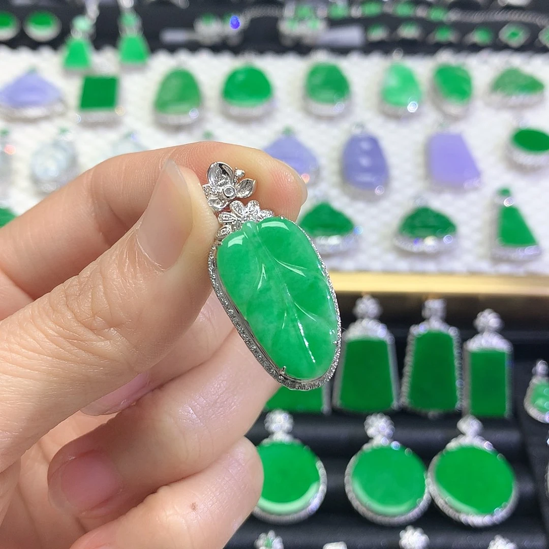 颈饰18K金镶嵌翡翠吊坠