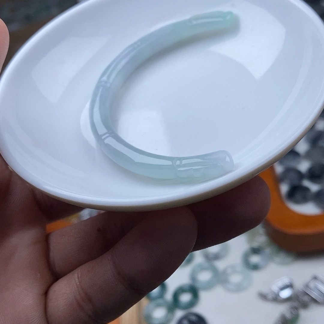 翡翠颈饰未镶嵌半镯