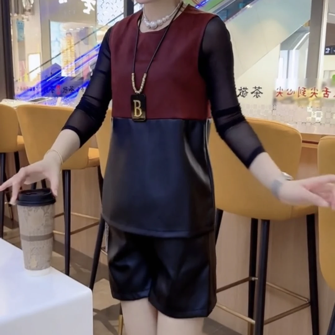 圆领女修身型短款马夹搭配小衫加短裤套装